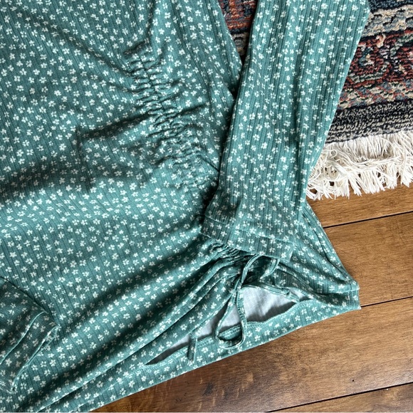 ✨3/15$ long sleeve green with flower - Picture 2 of 5